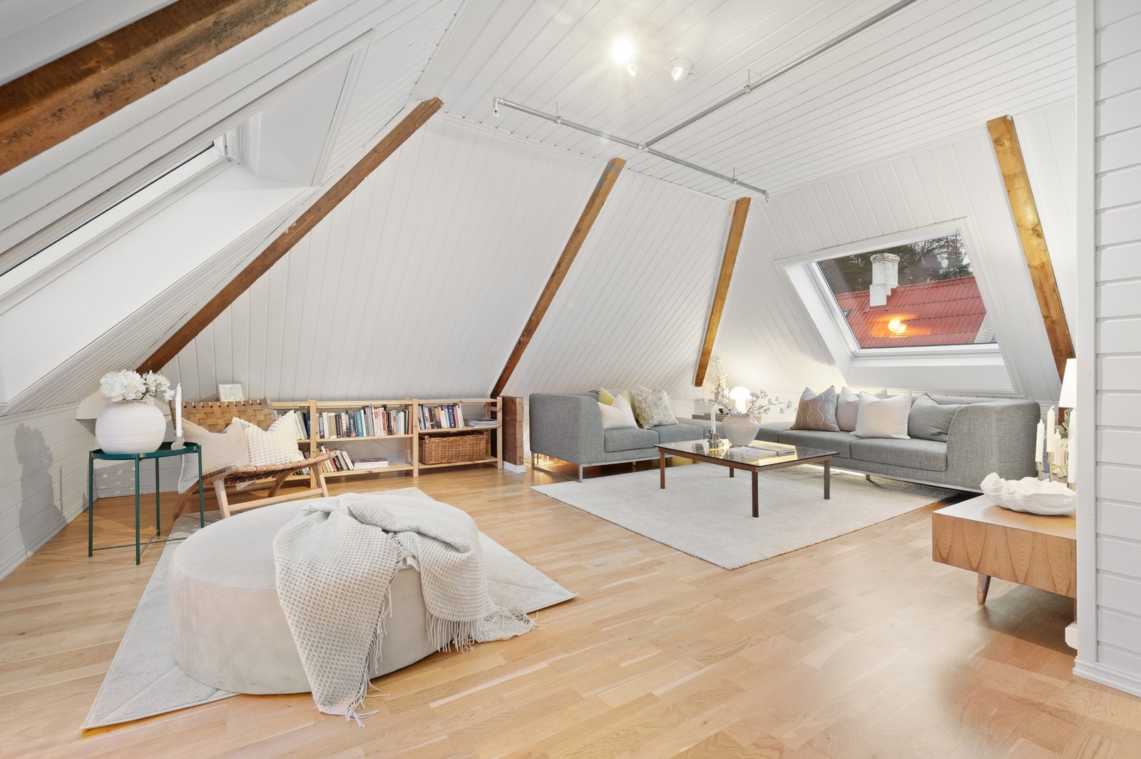 Bjelkene i taket gir loftstuen et hyggelig særpreg. Galleribilde