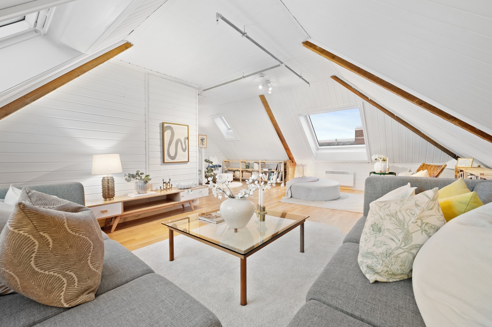 Oversiktlig og funksjonell loftsetasje med gjennomgående tregulv, flere møbleringsmuligheter og en naturlig flyt mellom rommene. Galleribilde