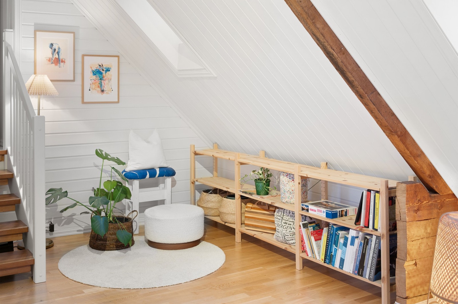 Smart oppbevaringsløsning, naturlige materialer og fin plass til både bøker og dekor. Galleribilde