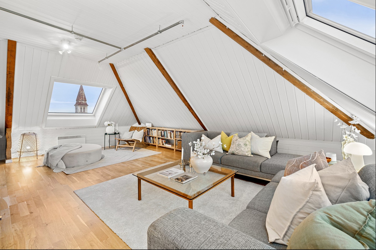 Her får du plass til en stor sofagruppe. Galleribilde