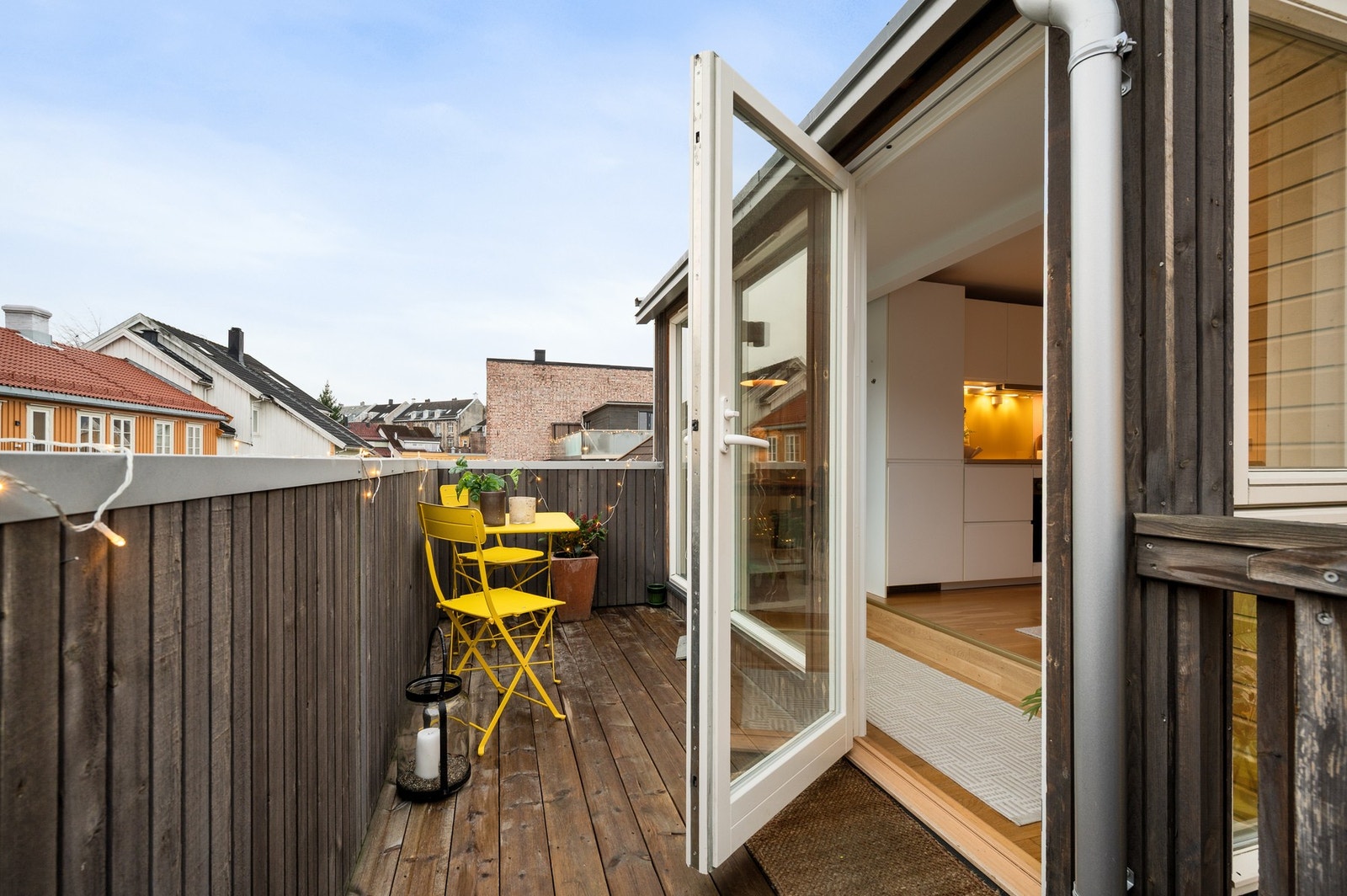 Flott balkong som er ypperlig å benytte i sommerhalvåret. Galleribilde