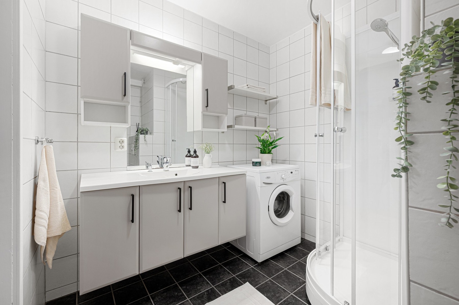 Baderommet har flislagt gulv med elektriske varmekabler. Galleribilde