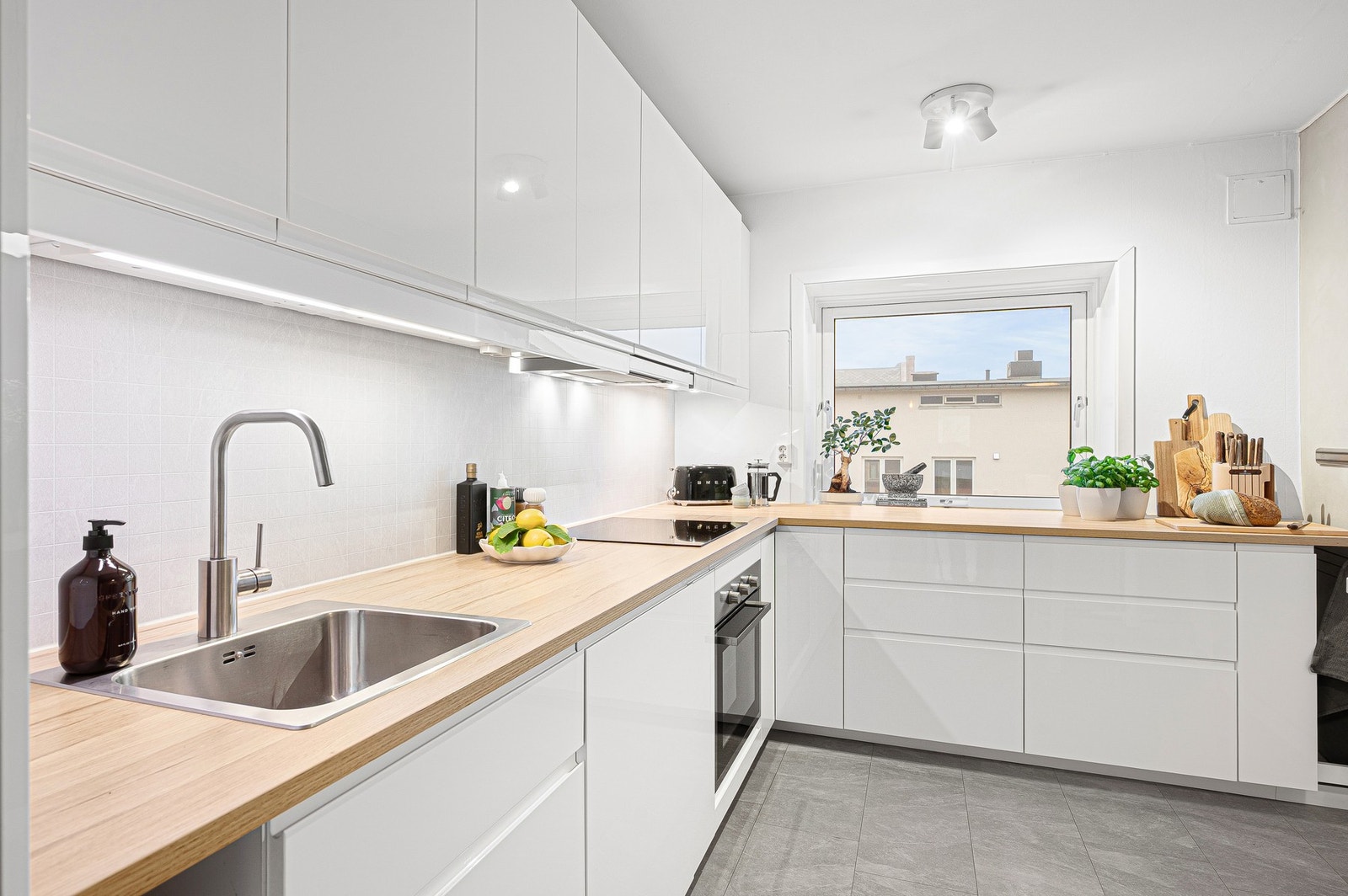 Kjøkkenet byr på rikelig av skap- og benkeplass. Galleribilde