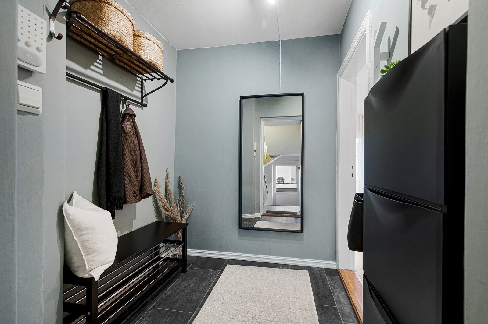 Lys og innbydende entré med god plass til sko- og yttertøy. Galleribilde