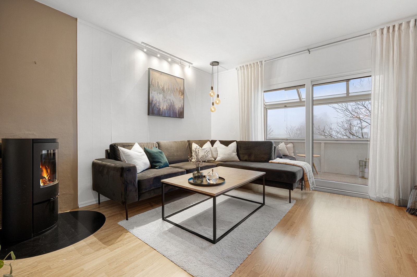 Delikat stue med god plass til sofagruppe og spisebord. Galleribilde