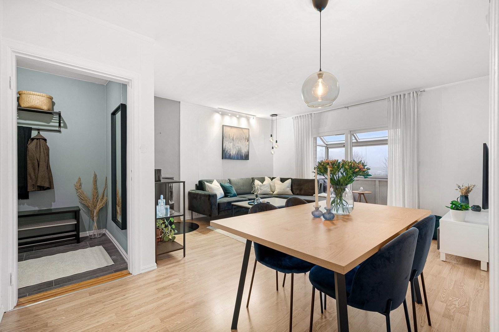 Spiseseksjonen ligger i tilknytning til stuen. Galleribilde