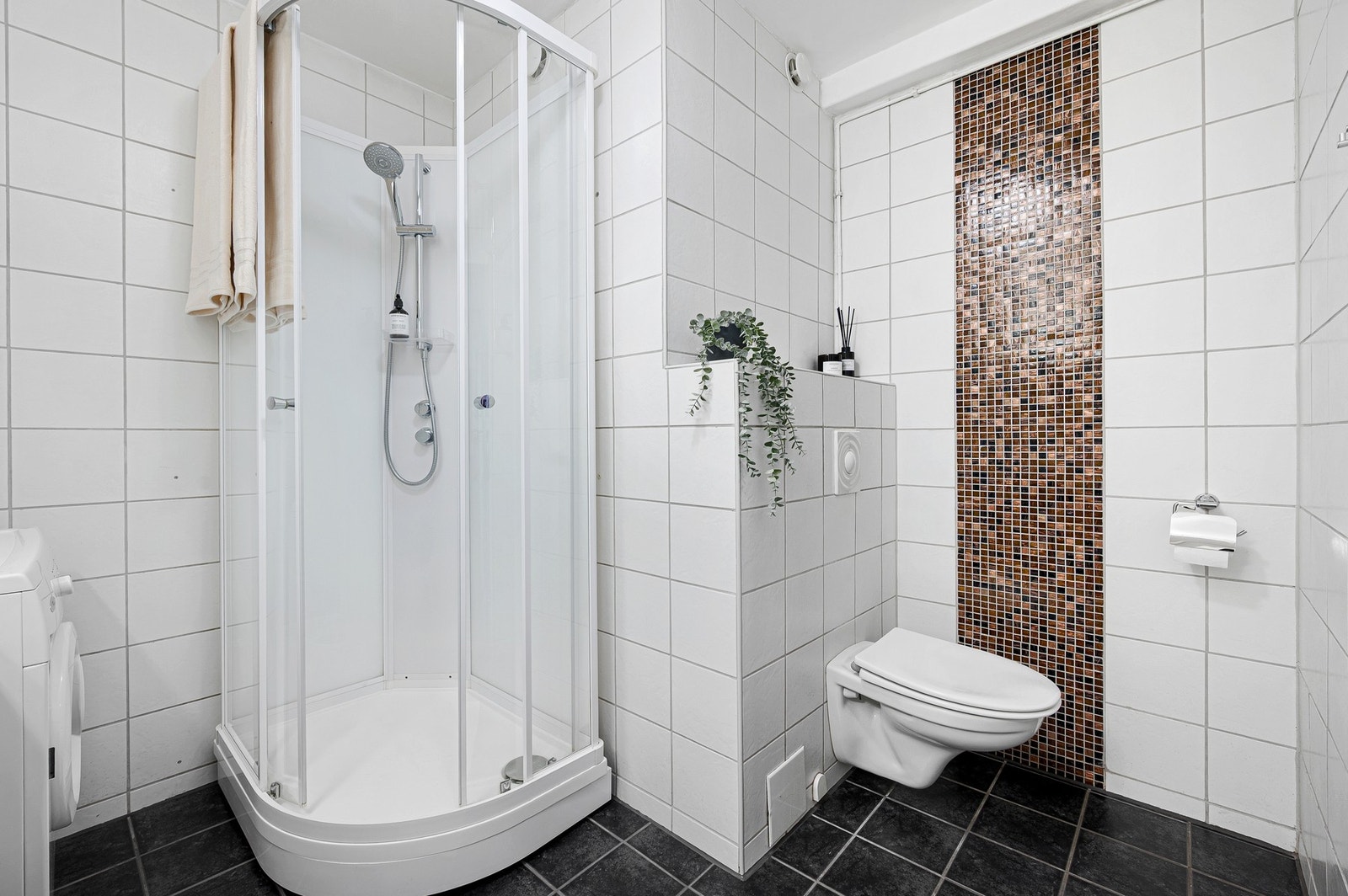 Lyst og flott baderom på 4,6 kvadratmeter. Galleribilde