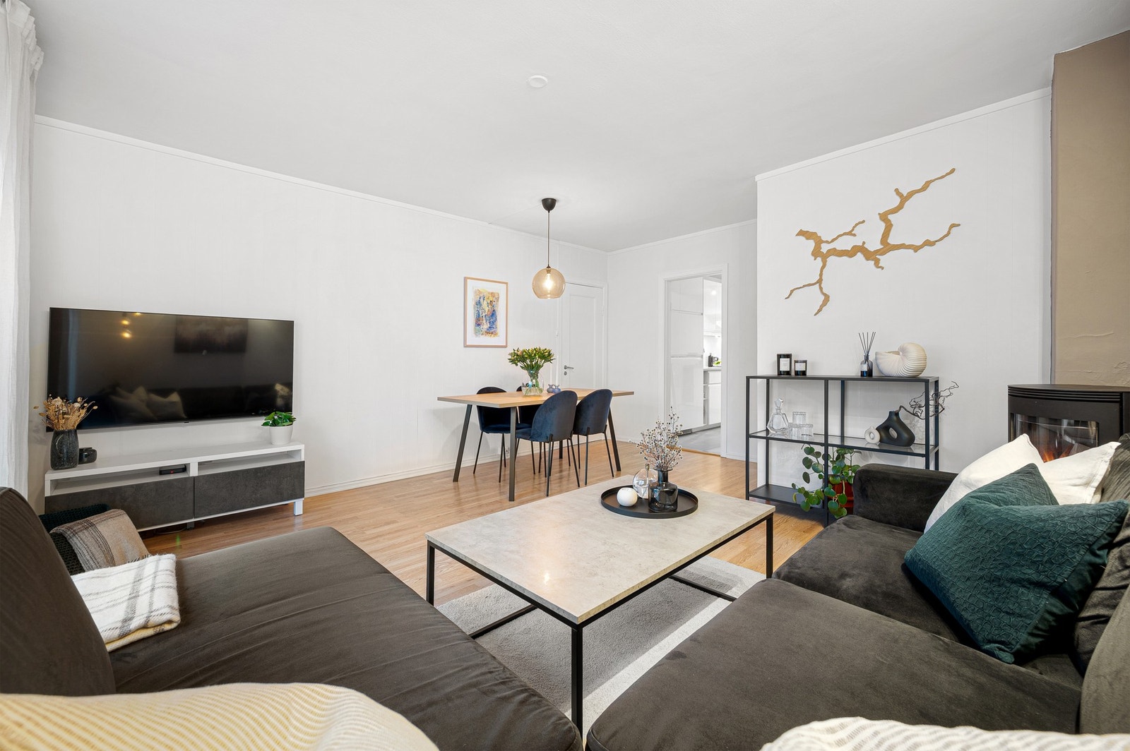 Leiligheten ligger i byggets 3.etasje og har et bruksareal på 93 kvadratmeter. Galleribilde