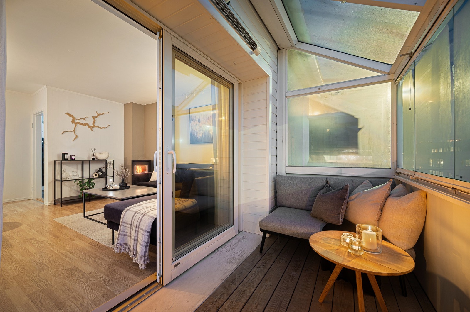 Balkongen er innglasset og opptrer som en forlengelse av stuen. Galleribilde