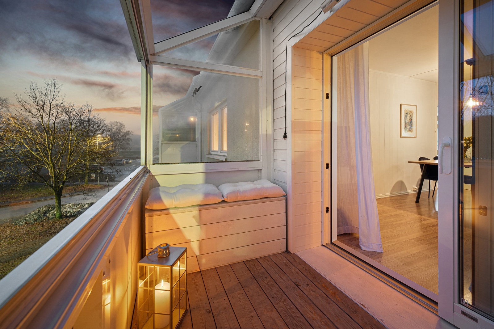 Flott balkong som er ypperlig å benytte i sommerhalvåret. Galleribilde