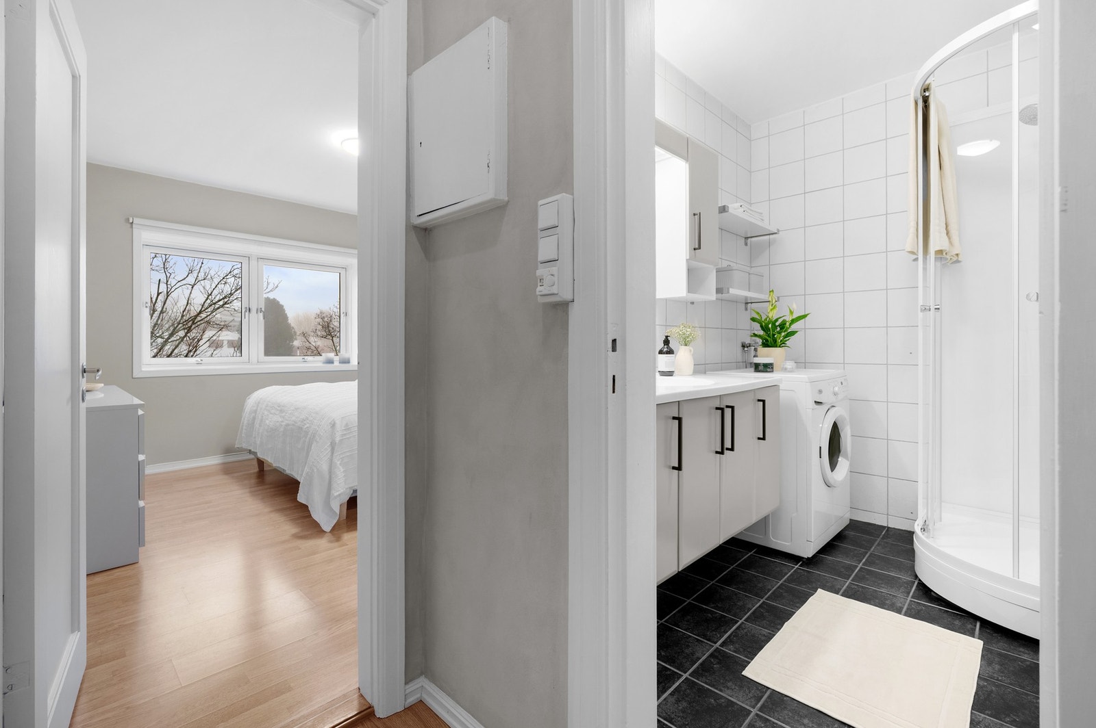 Baderommet ligger praktisk plassert mellom begge soverommene. Galleribilde