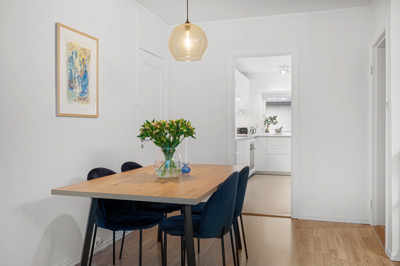 Kjøkken og stue er delvis avdelt noe som skaper flere soner i boligen. Galleribilde