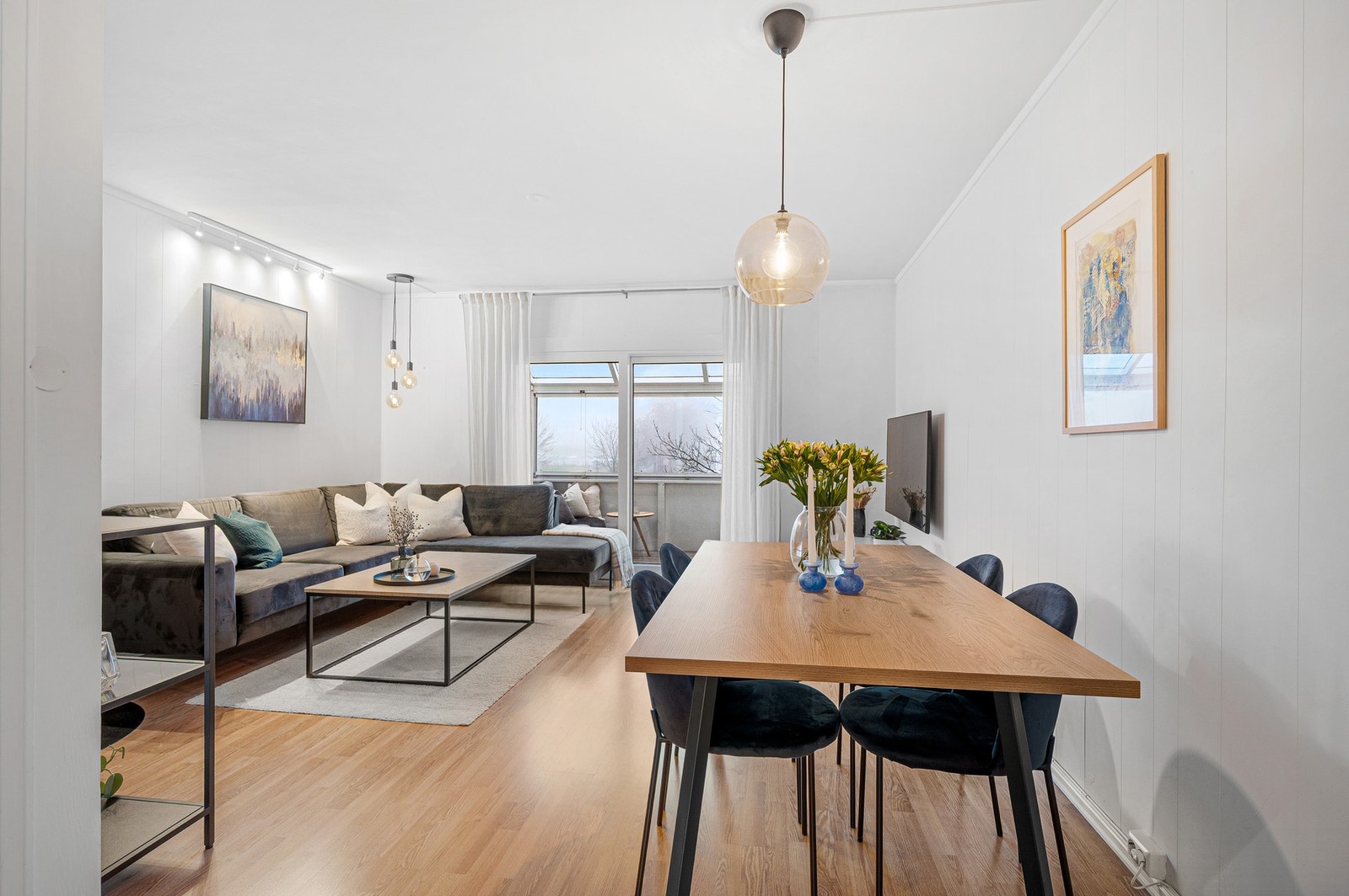 De store balkongdørene slipper inn rikelig av naturlig lys. Galleribilde