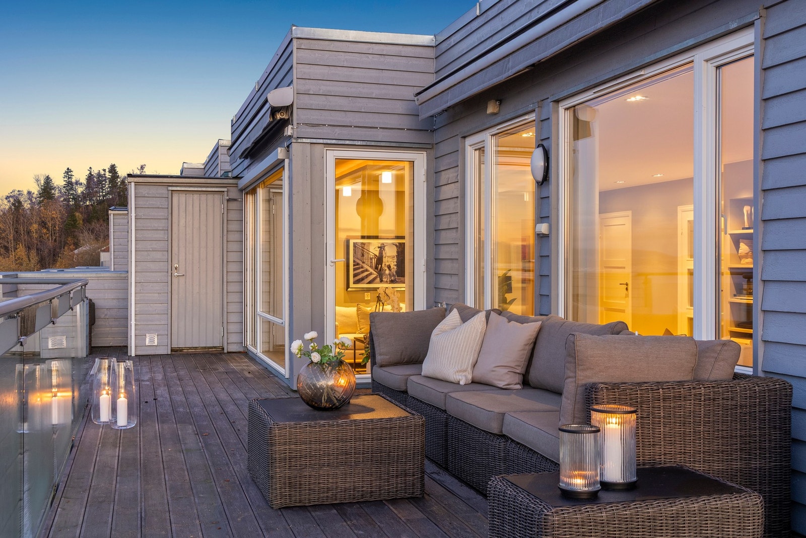 Veranda på 50 kvm med utgang fra stue. Galleribilde