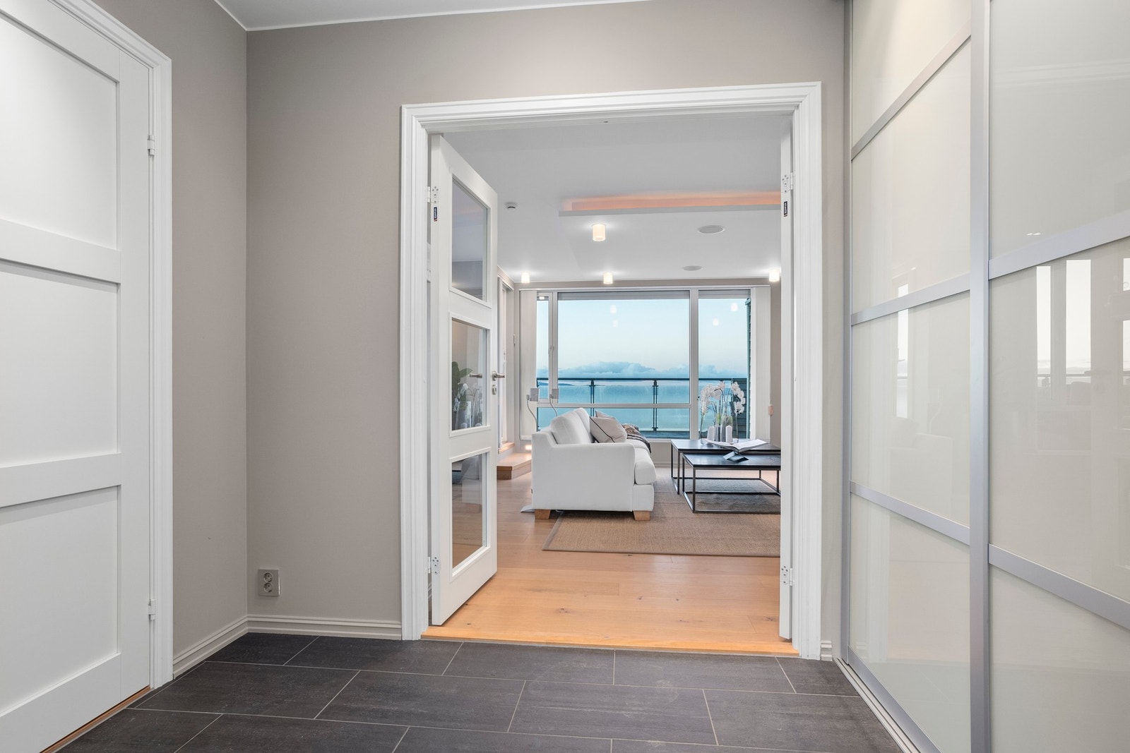 Entre/gang på 5,2 kvm med gulvvarme og utstyrt med skyvedørsgarderobe. Galleribilde