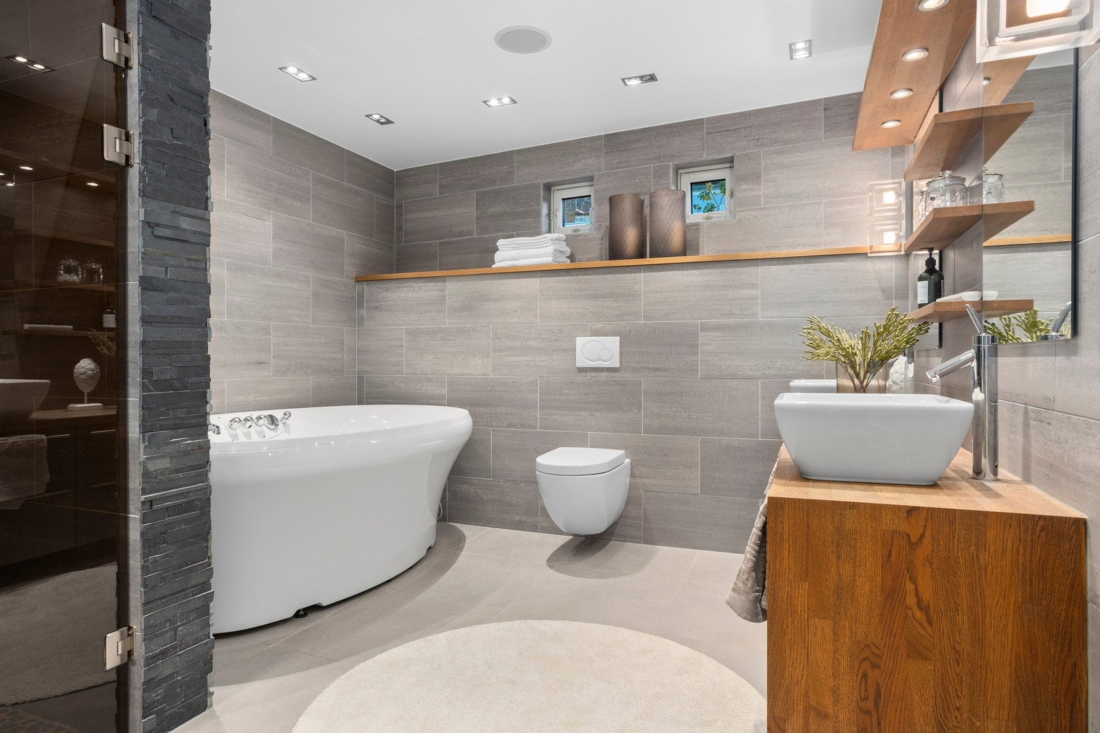 Behagelig bad på 10,7 kvm med gulvvarme og høyttalere. Galleribilde