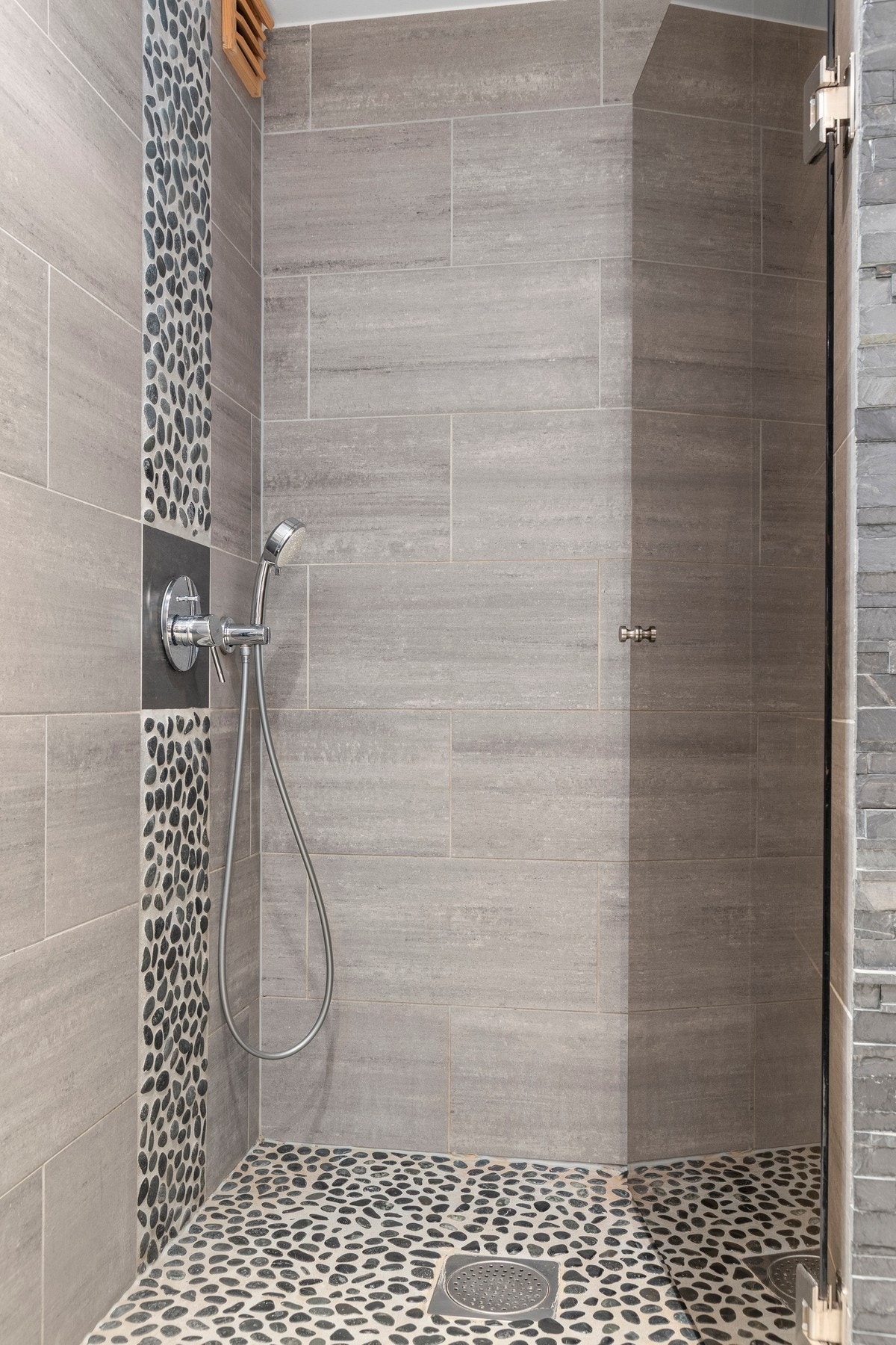 På badet finner også dusjnisje og veggmontert toalett. Galleribilde