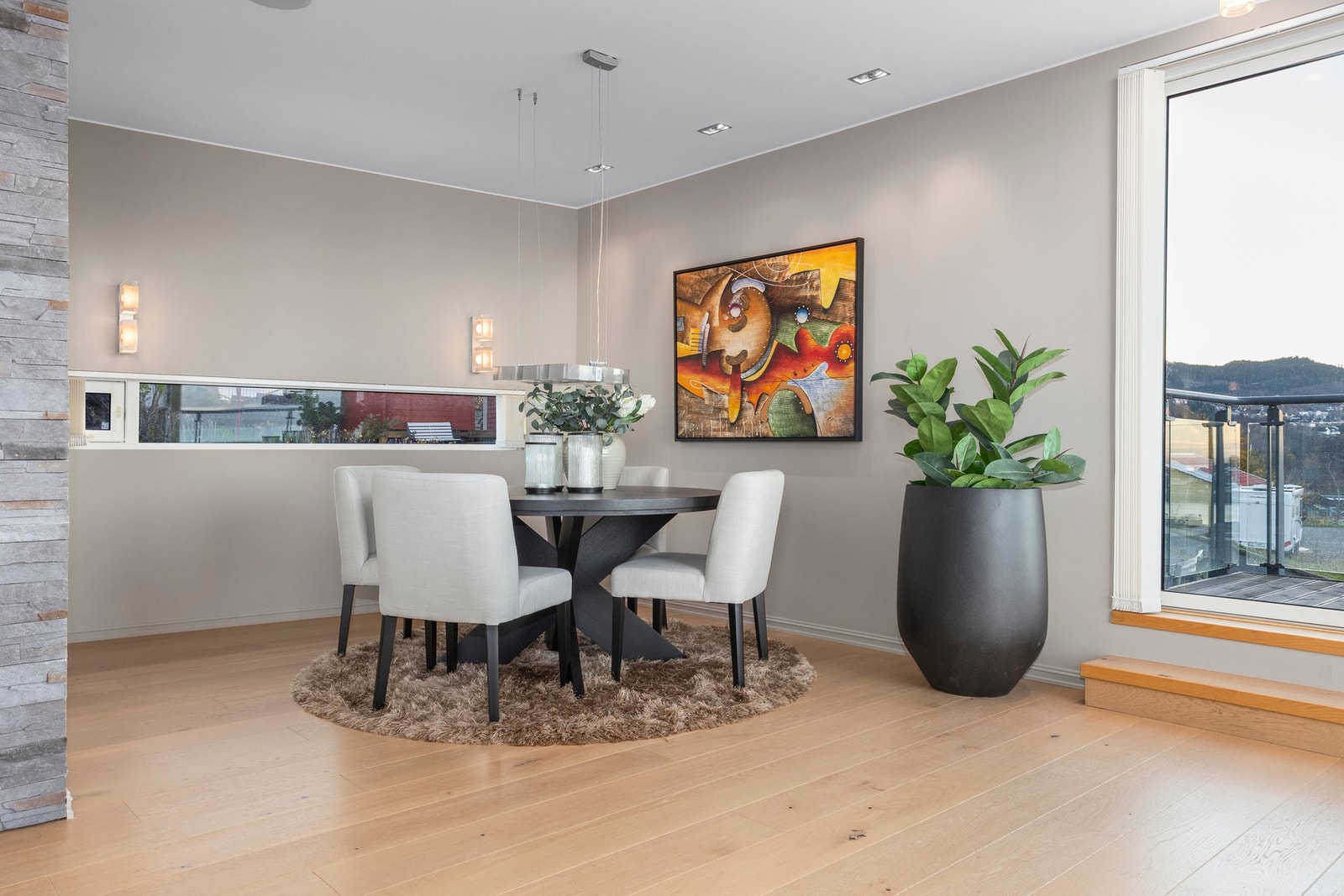 God plass for å innrede med stort spisebord som et samlingspunkt i rommet. Galleribilde
