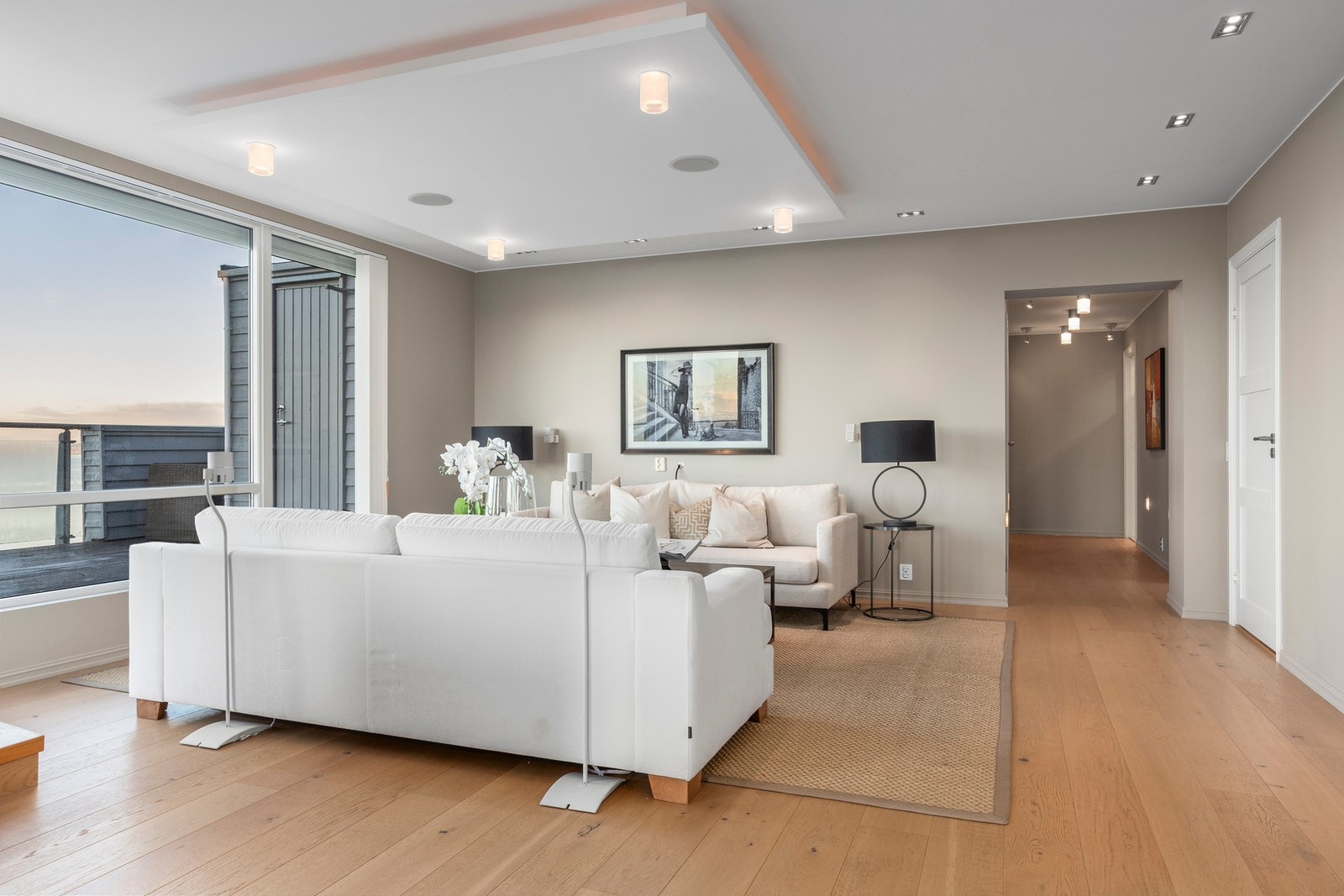 Moderne og lune fargetoner på vegger og spotter i himling. Galleribilde