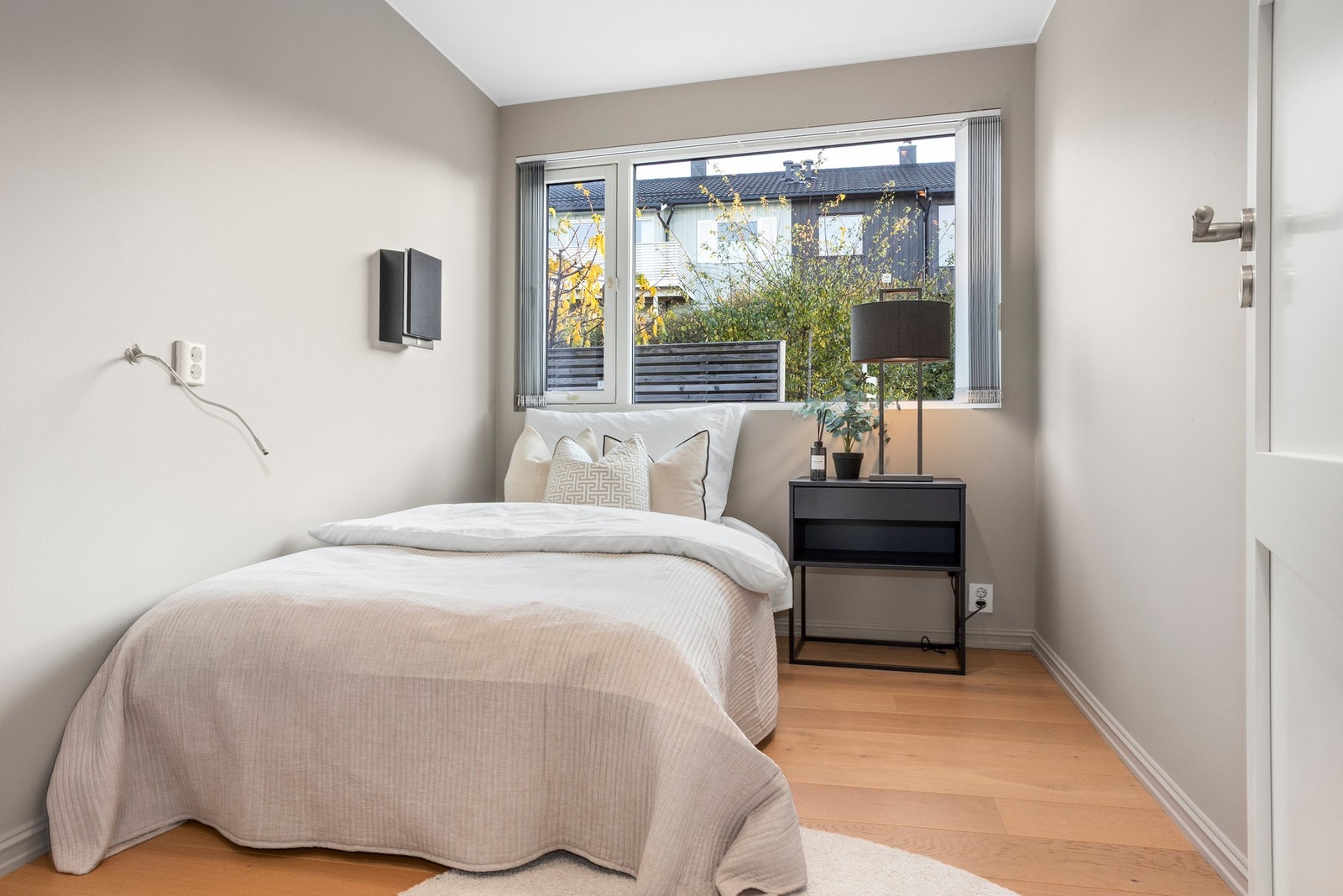 Flott soverom på 7,3 kvm med parkett på gulv og spotter i himling. Galleribilde