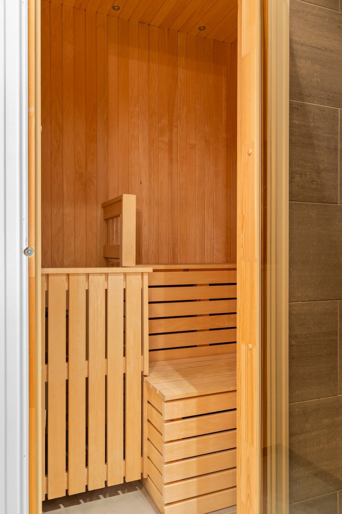 Badstuen har flis på gulv, trepanel på vegg og himling, spotter og høyttalere. Badstuen er utstyrt med en badstueovn. Galleribilde