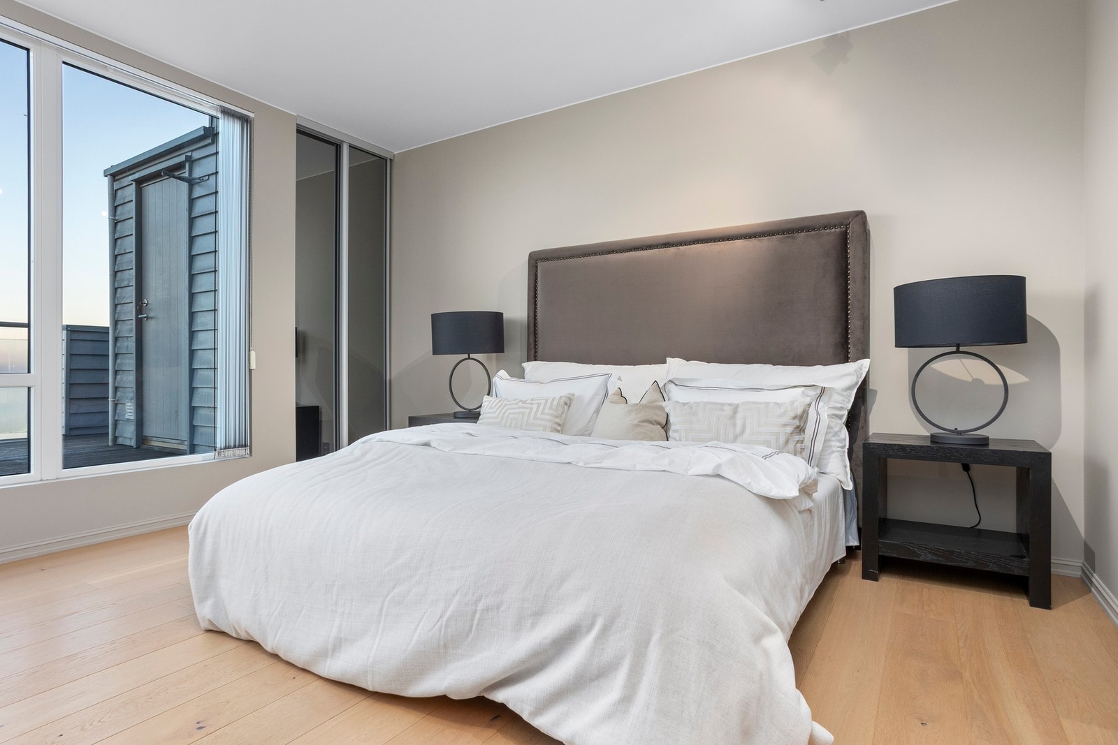 Lunt soverom på 14,7 kvm med parkett og gulvvarme. Galleribilde