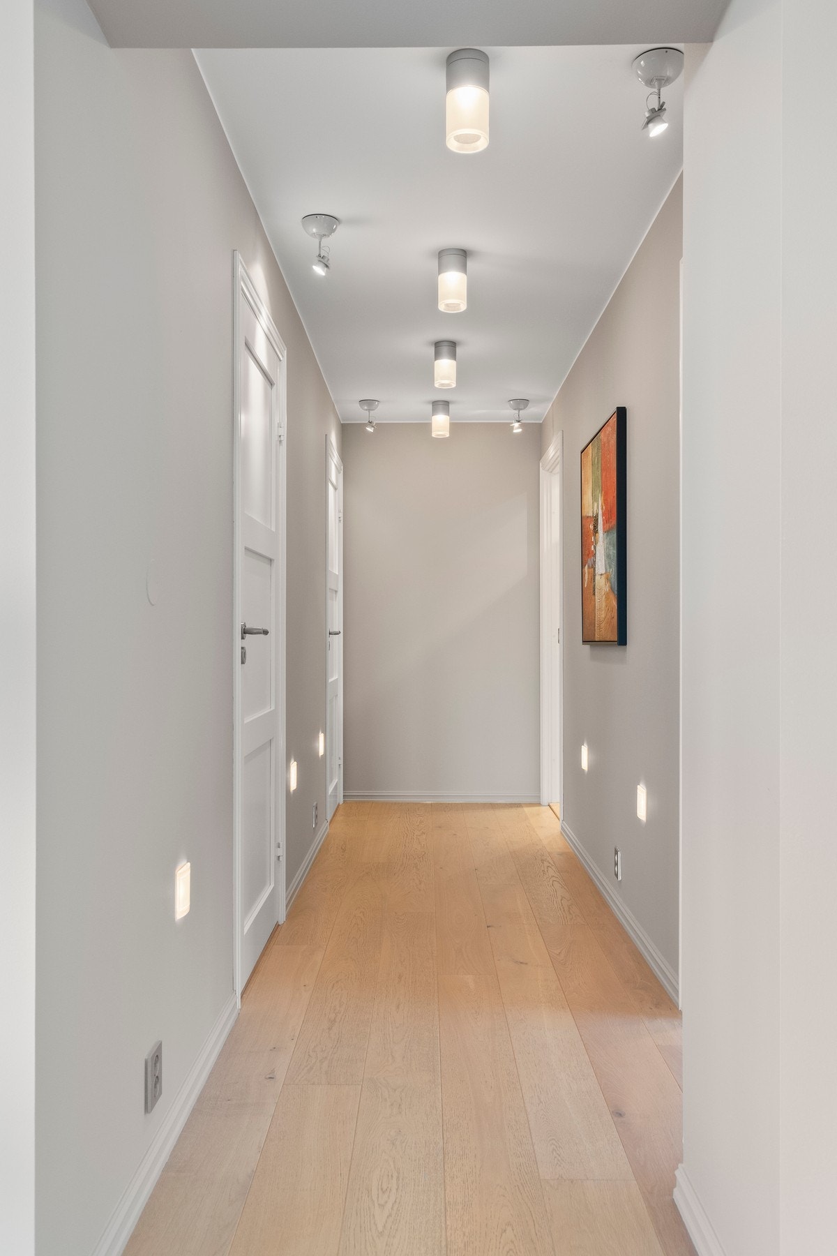 Gang med lys i tak og vegger. Galleribilde