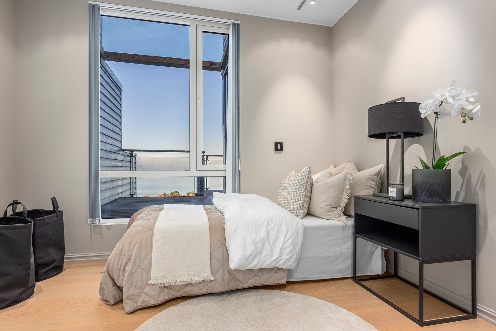 Lunt soverom på 7,2 kvm med parkett på gulv og spotter i himling. Galleribilde