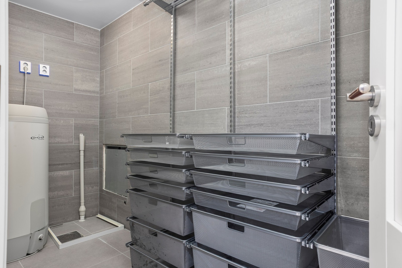 Praktisk vaskerom med gulvvarme. Vaskerommet er utstyrt med opplegg for vaskemaskin, varmtvannsbereder og vannfordelerskap. Galleribilde