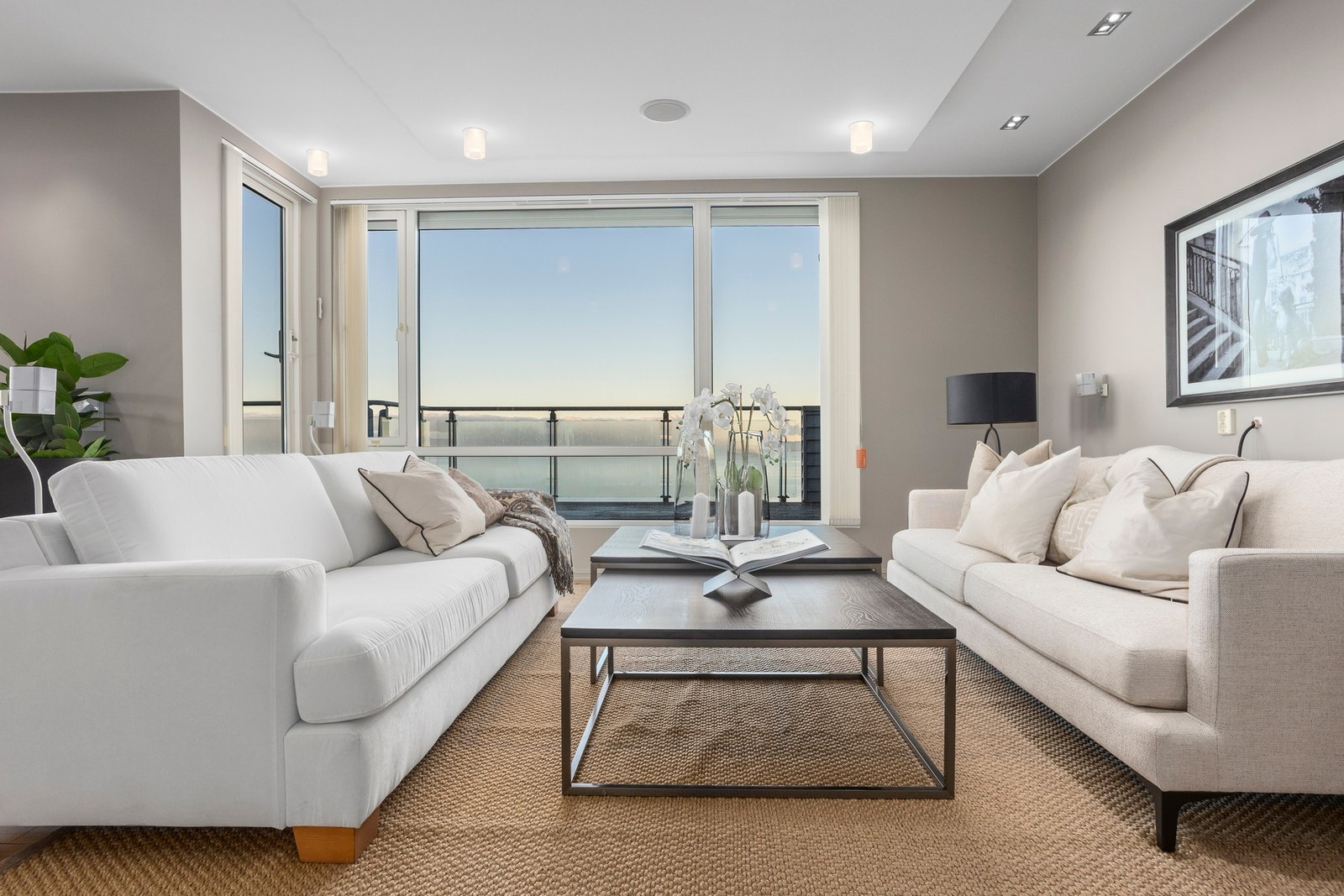 Store vindusoverflater gjennom hele rommet som gir meget gode lysforhold. Galleribilde