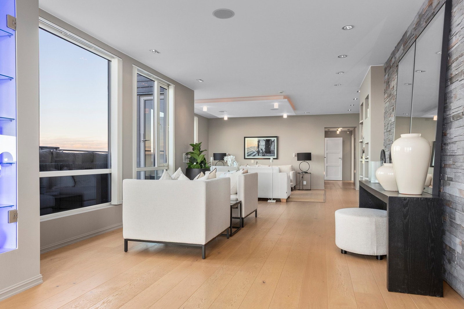 Leiligheten har en gjennomgående praktisk planløsning med rom i romslige størrelser. Galleribilde