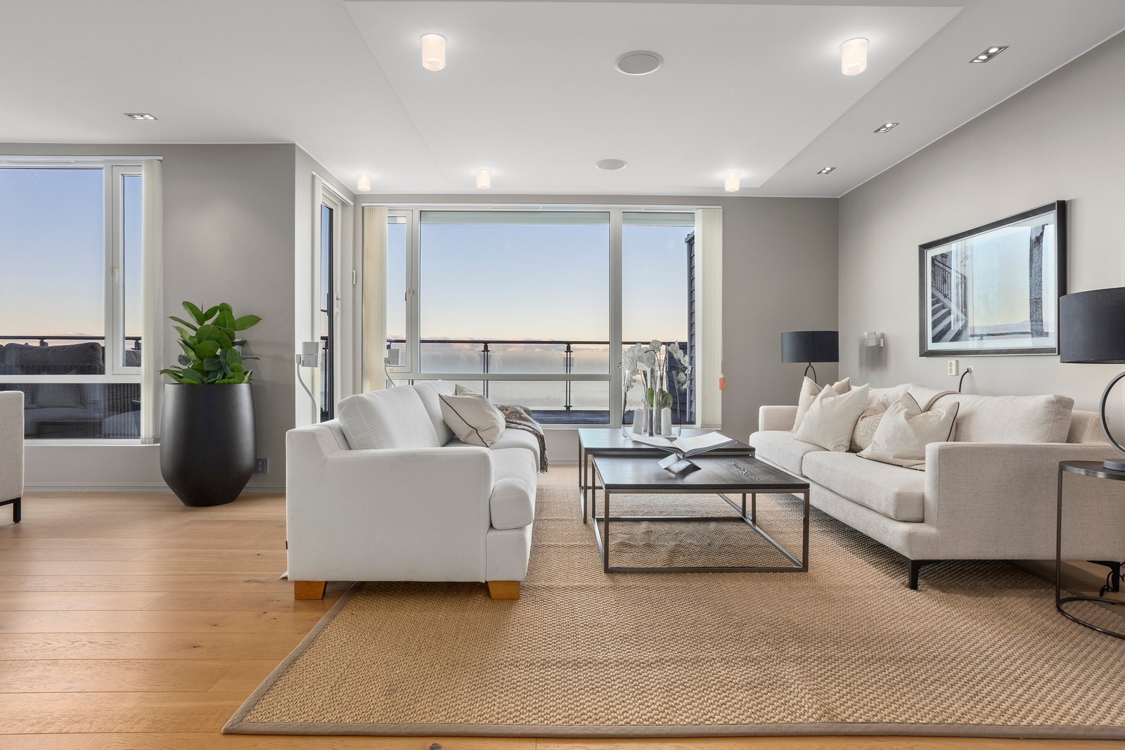 Rommet har flere naturlige innrednings seksjoner. Galleribilde