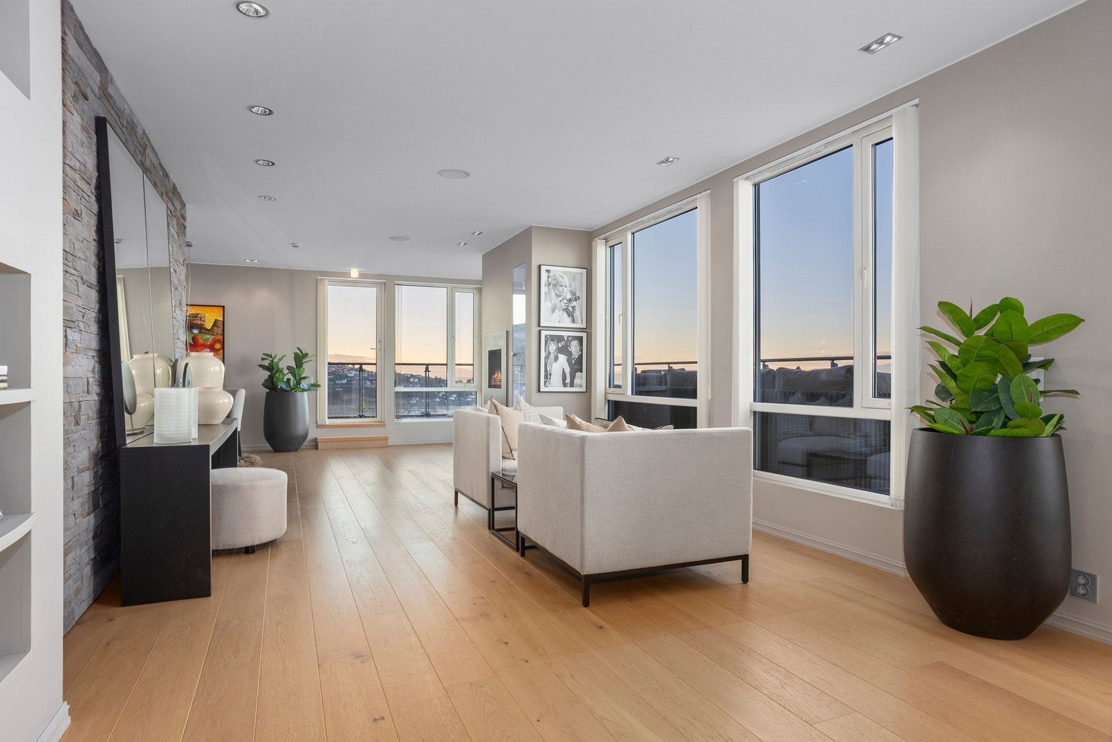 Fra stuens flere vinduer har du gode utsiktspunkt med fjordutsikt. Galleribilde