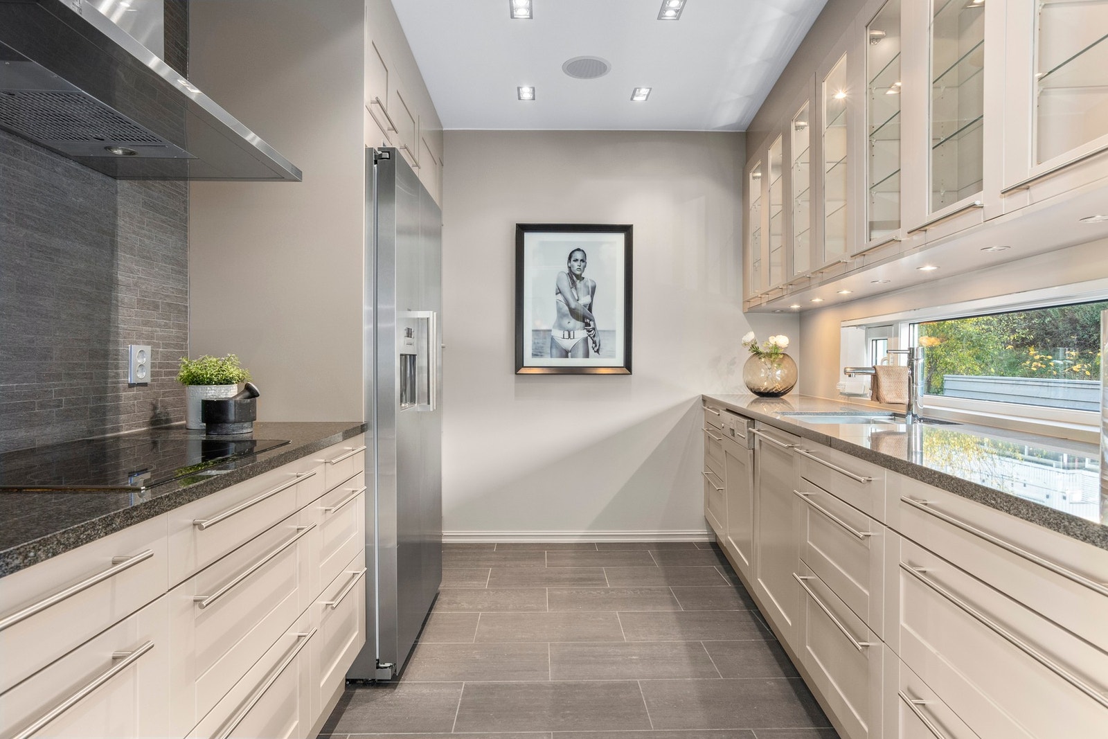 Kjøkkenet er utstyrt med: integrert oppvaskmaskin, stekeovn, platetopp og mikrobølgeovn. Galleribilde