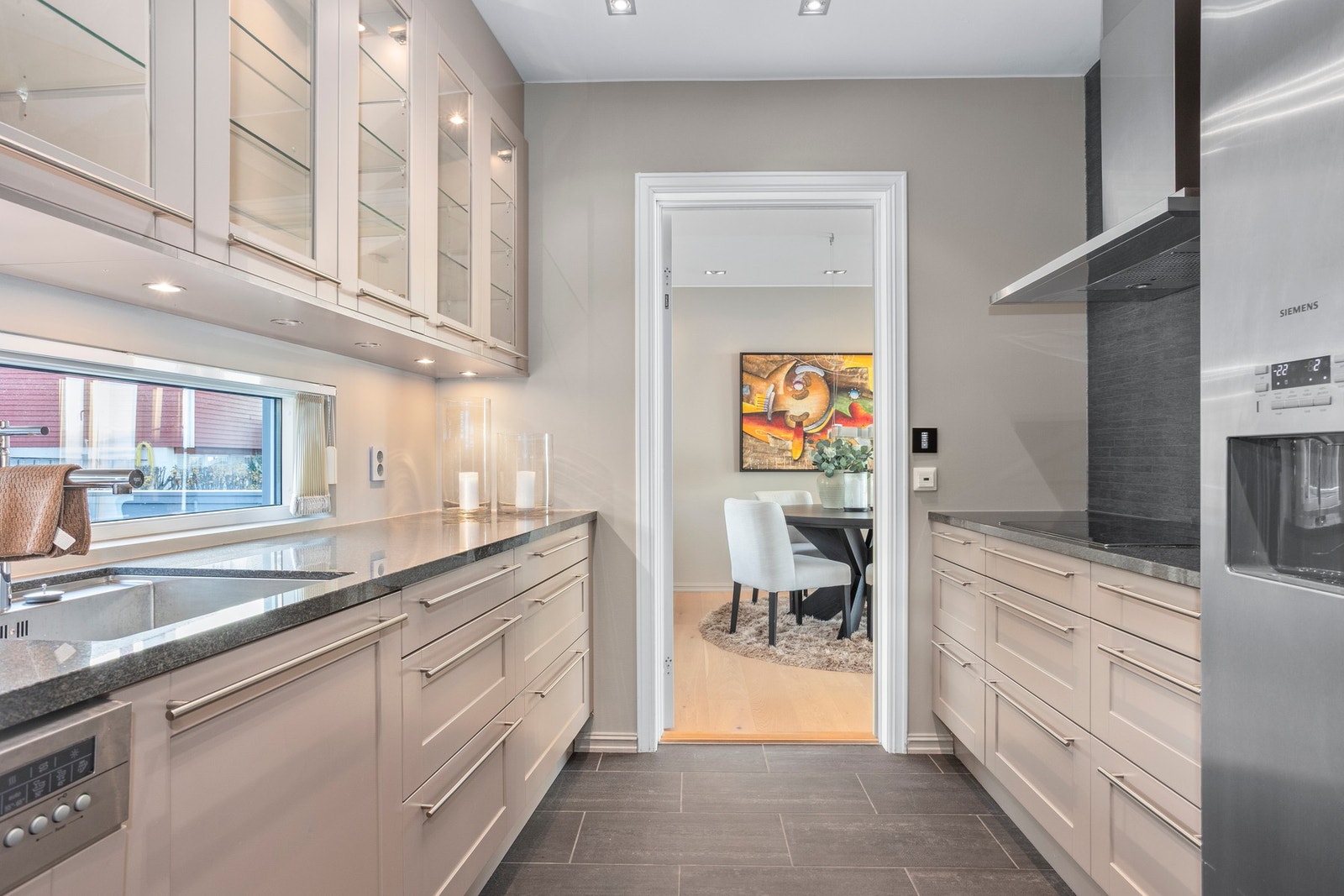 Stilren kjøkkeninnredning i moderne utførelse. Galleribilde