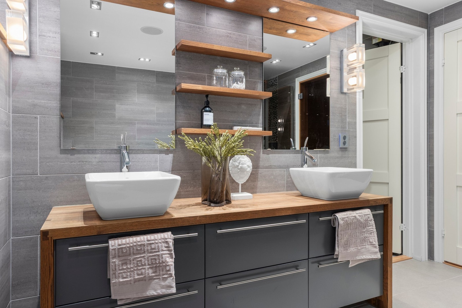 Moderne baderomsinnredning med to servanter for ekstra komfort. Galleribilde