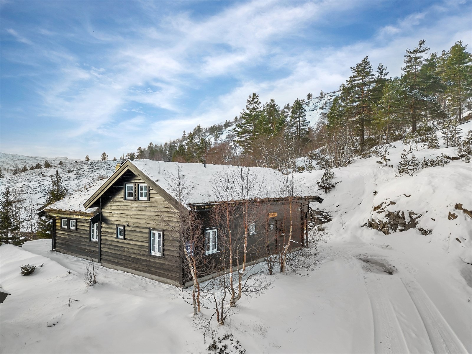 Beliggende i enden av blindveg via en romslig oppkjørsel med gode parkeringsmuligheter. Galleribilde