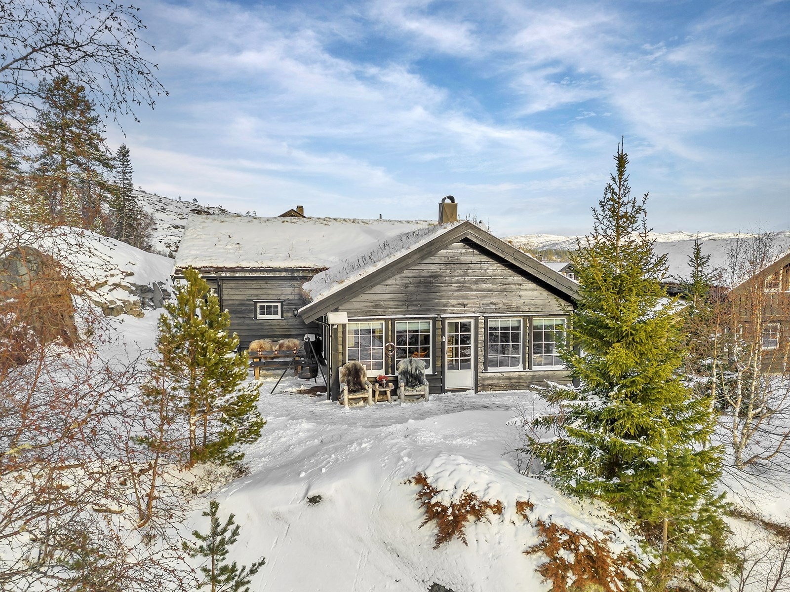 Flere uteplasser rundt hytta slik at terrassen følger solen fra morgen til kveld. Galleribilde