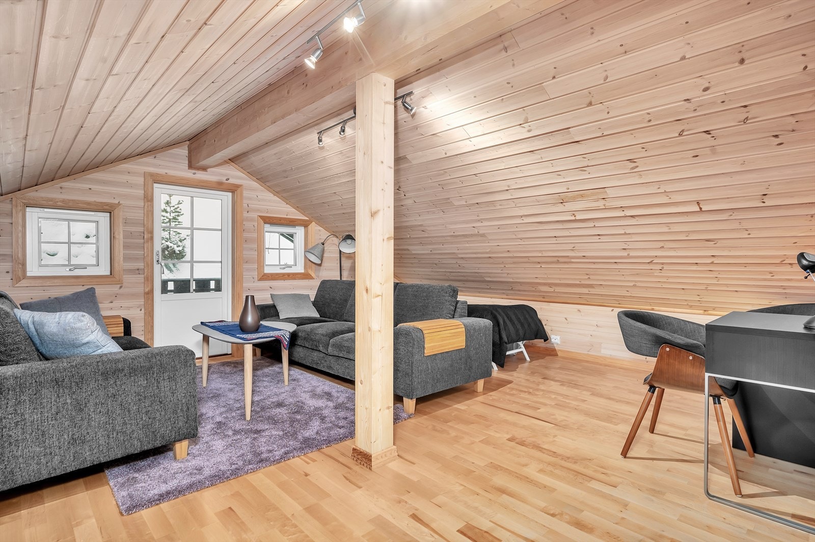 Romslig loftstue med god plass for møblement, noe som gir ekstra spillerom for barnefamilier. Galleribilde