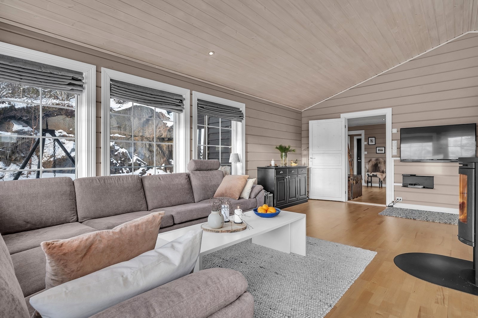 Det er dør mellom stuen og hall. Galleribilde