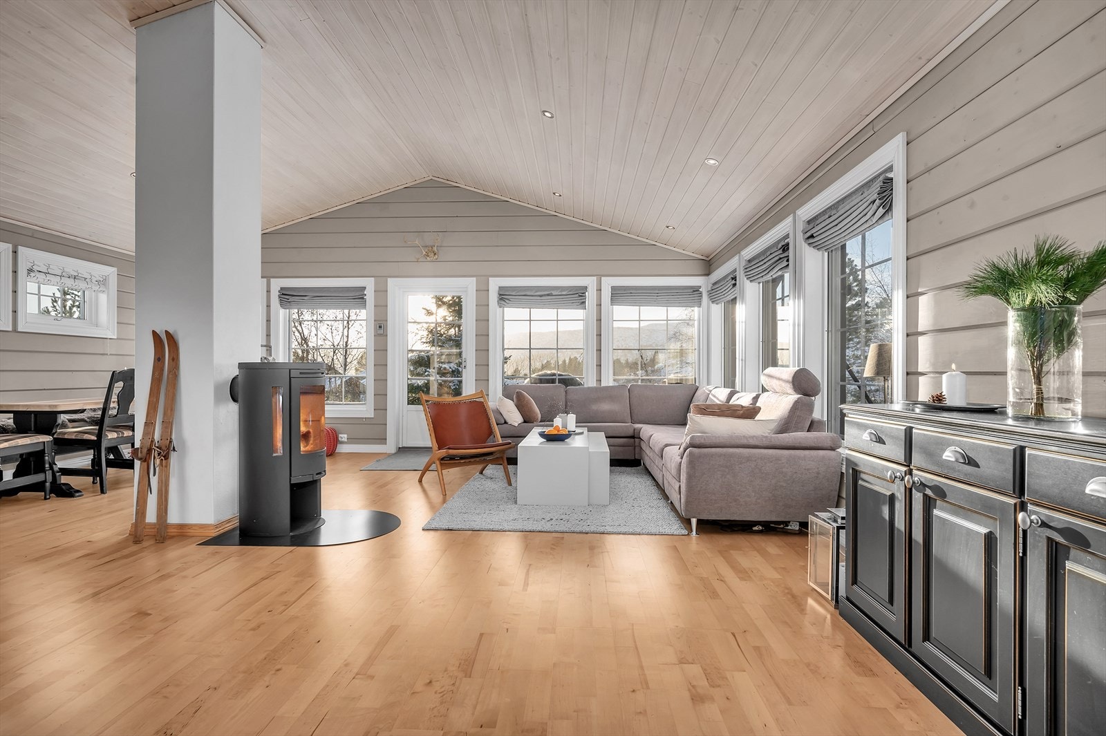 Romslig og flott stue med masse utsikt og lys. Galleribilde