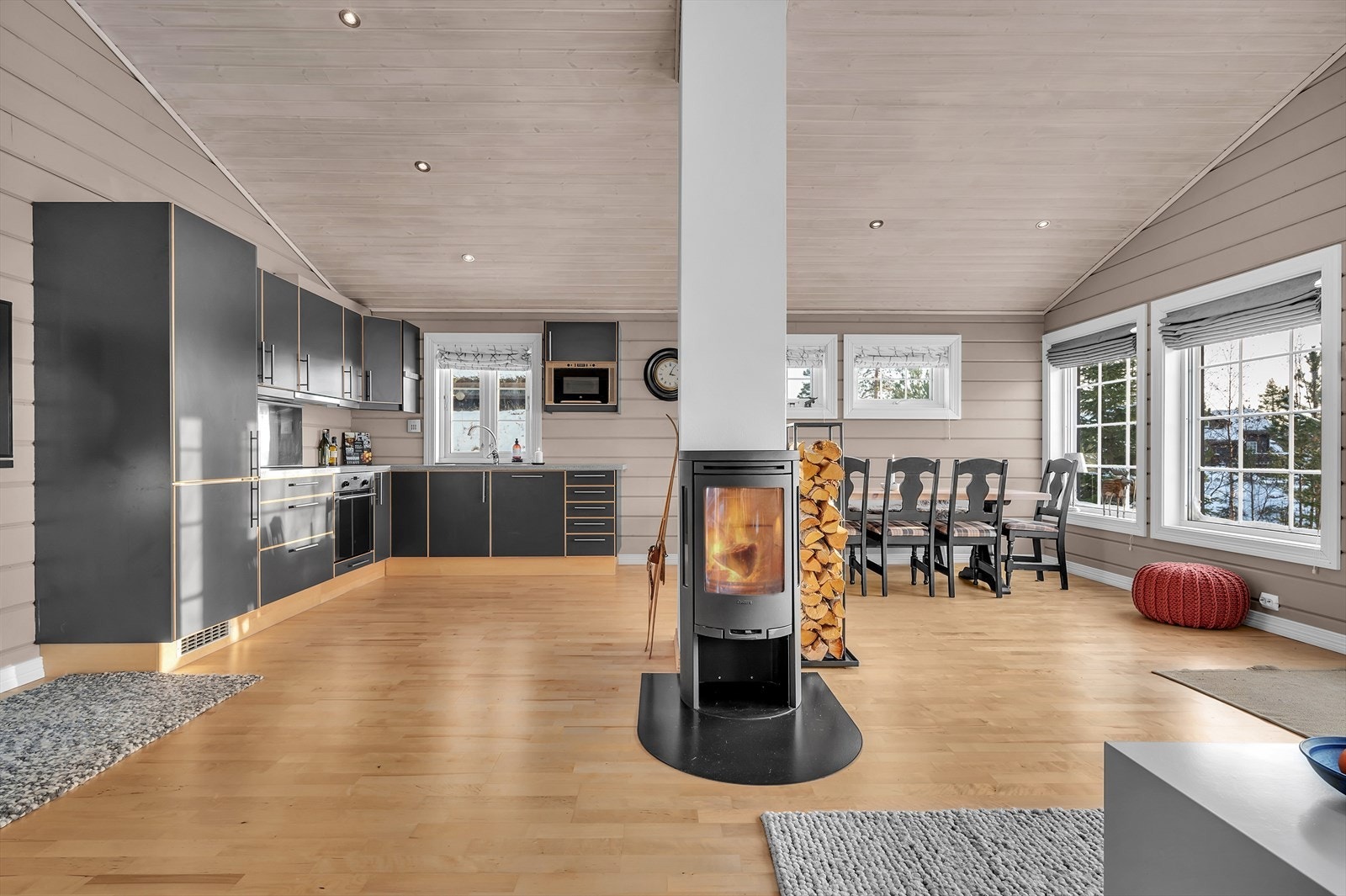 Meget god romfølelse og vedovn fint plassert i rommet. Galleribilde