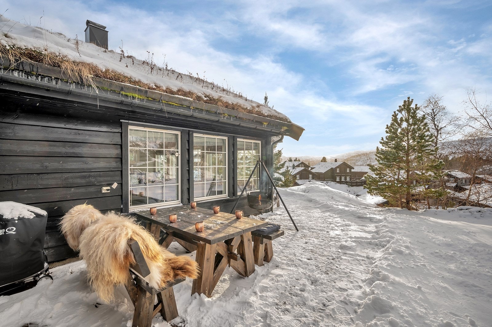 Tomten er opparbeidet med terrasser, plen og naturtomt. Galleribilde