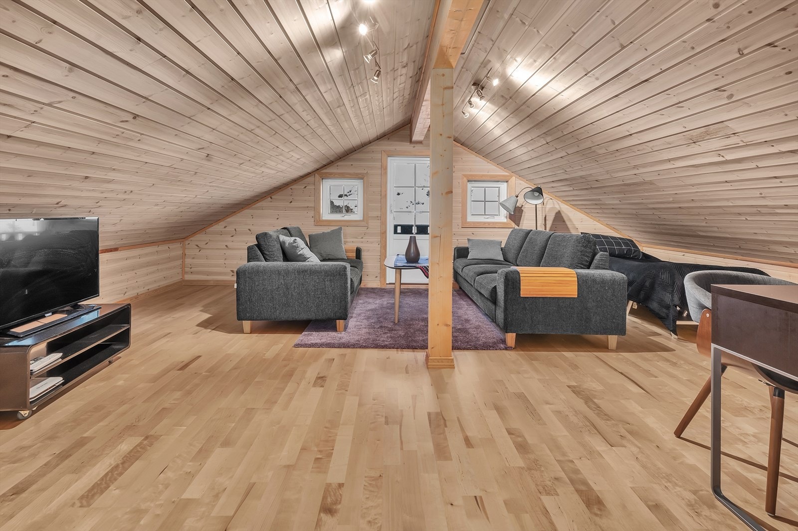 Loftet har gulvareal på ca. 62 kvm. På grunn av lav takhøyde er arealet målt til 14 kvm. Galleribilde