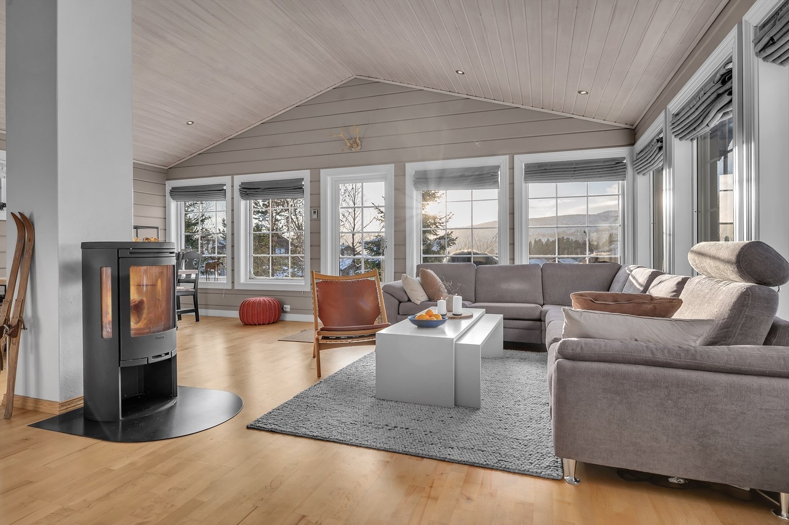 Romslig stue med ekstra takhøyde, store, senkede vinduer som slipper inn masse lys, samt man kan sitte i sofaen og nyte den flotte utsikten. Galleribilde