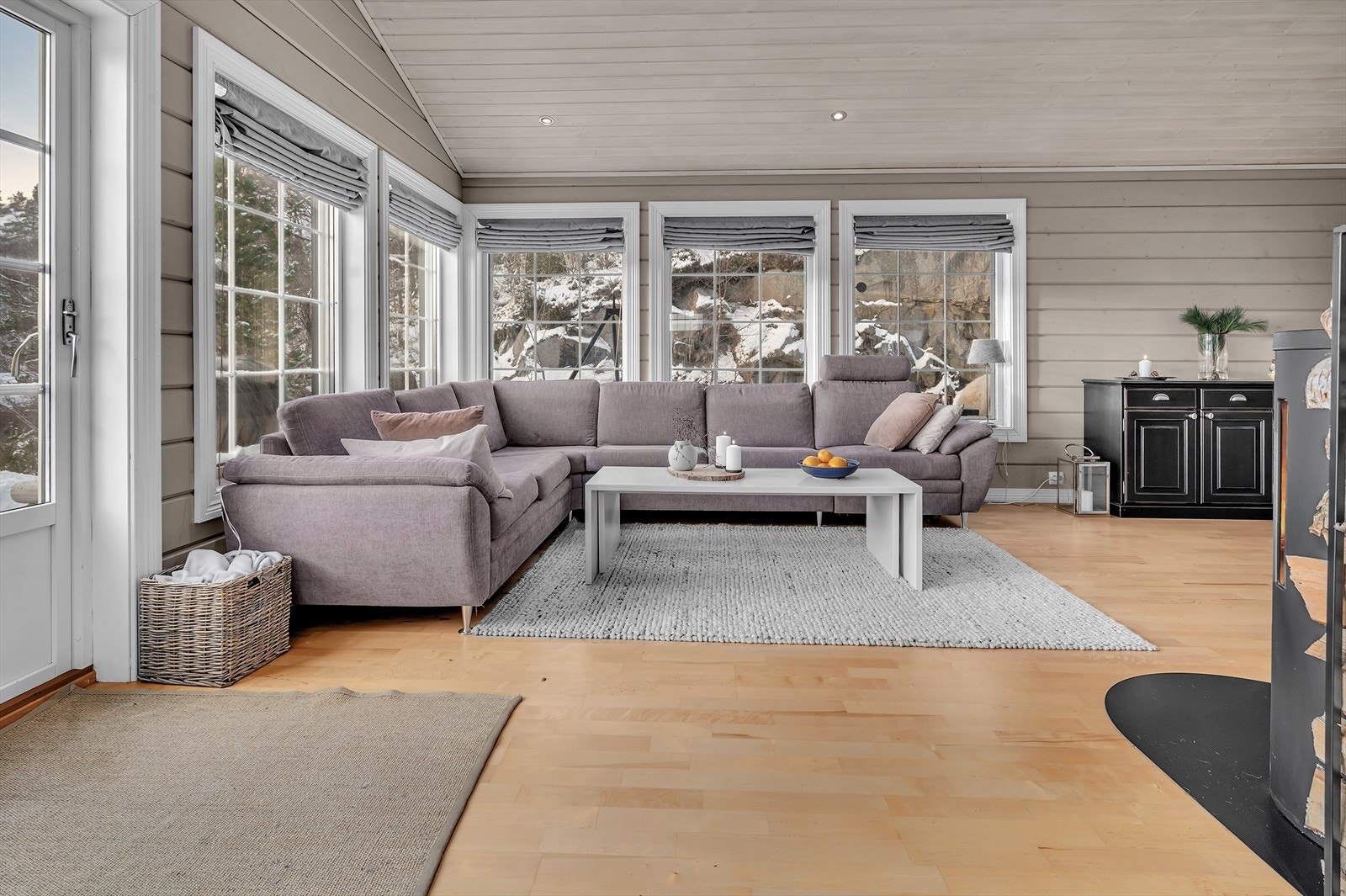 Store, senkede vinduer gir mye naturlig dagslys. Galleribilde