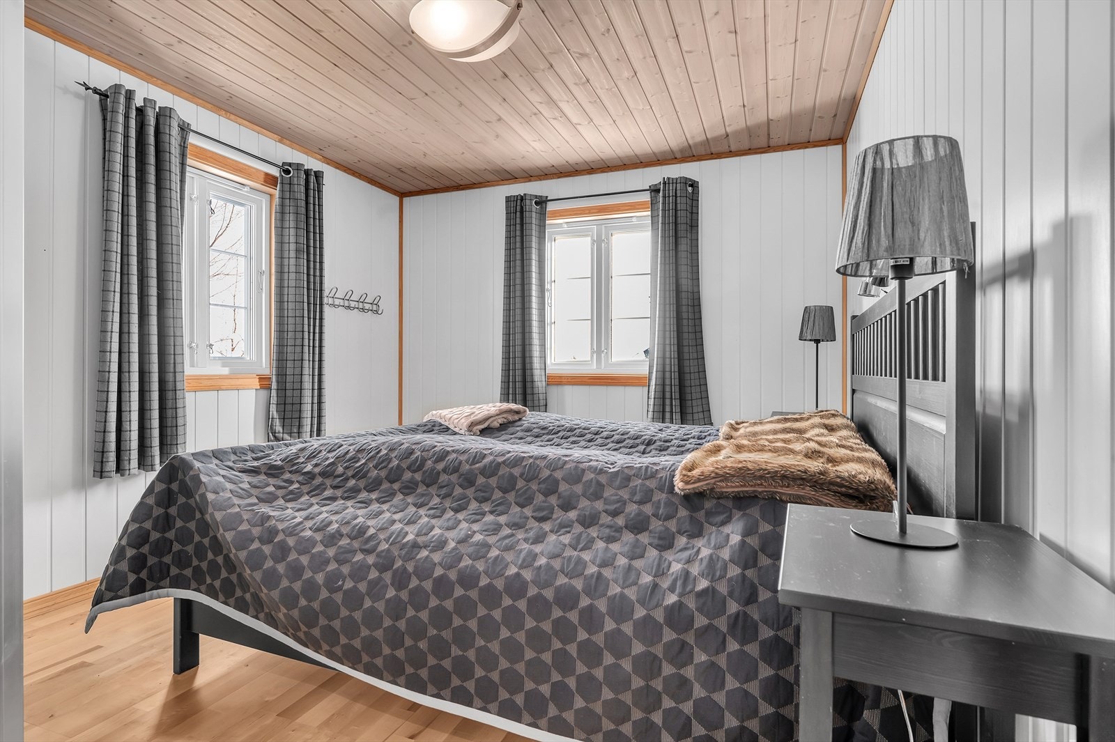 Hovedsoverom med god plass til dobbeltseng og tilhørende nattbord. Galleribilde