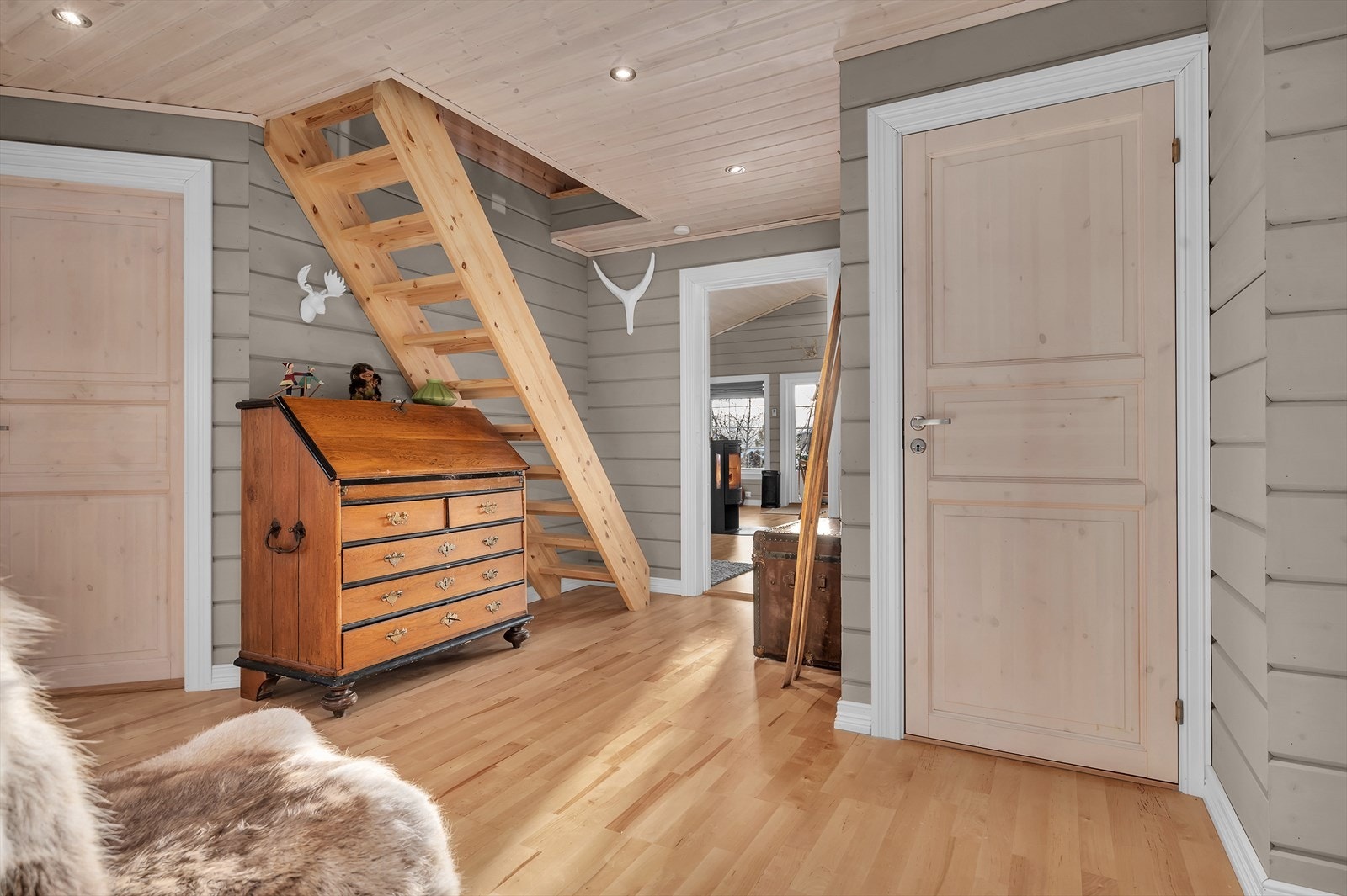 Stor hall med god oppbevaringsplass. Adkomst til soverom, bad, vaskerom og gjestetoalett. Galleribilde