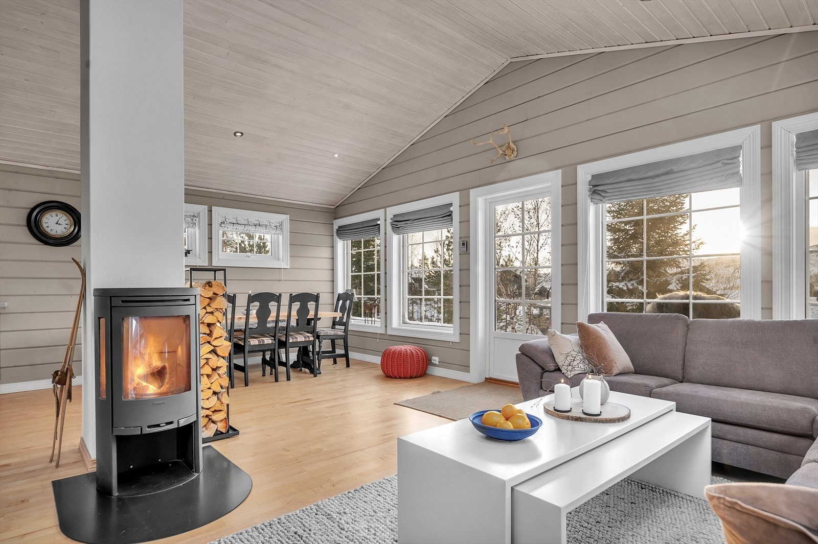 Hytta er meget solid og lekkert innredet, her kan man overta og bruke hytta med en gang. Galleribilde