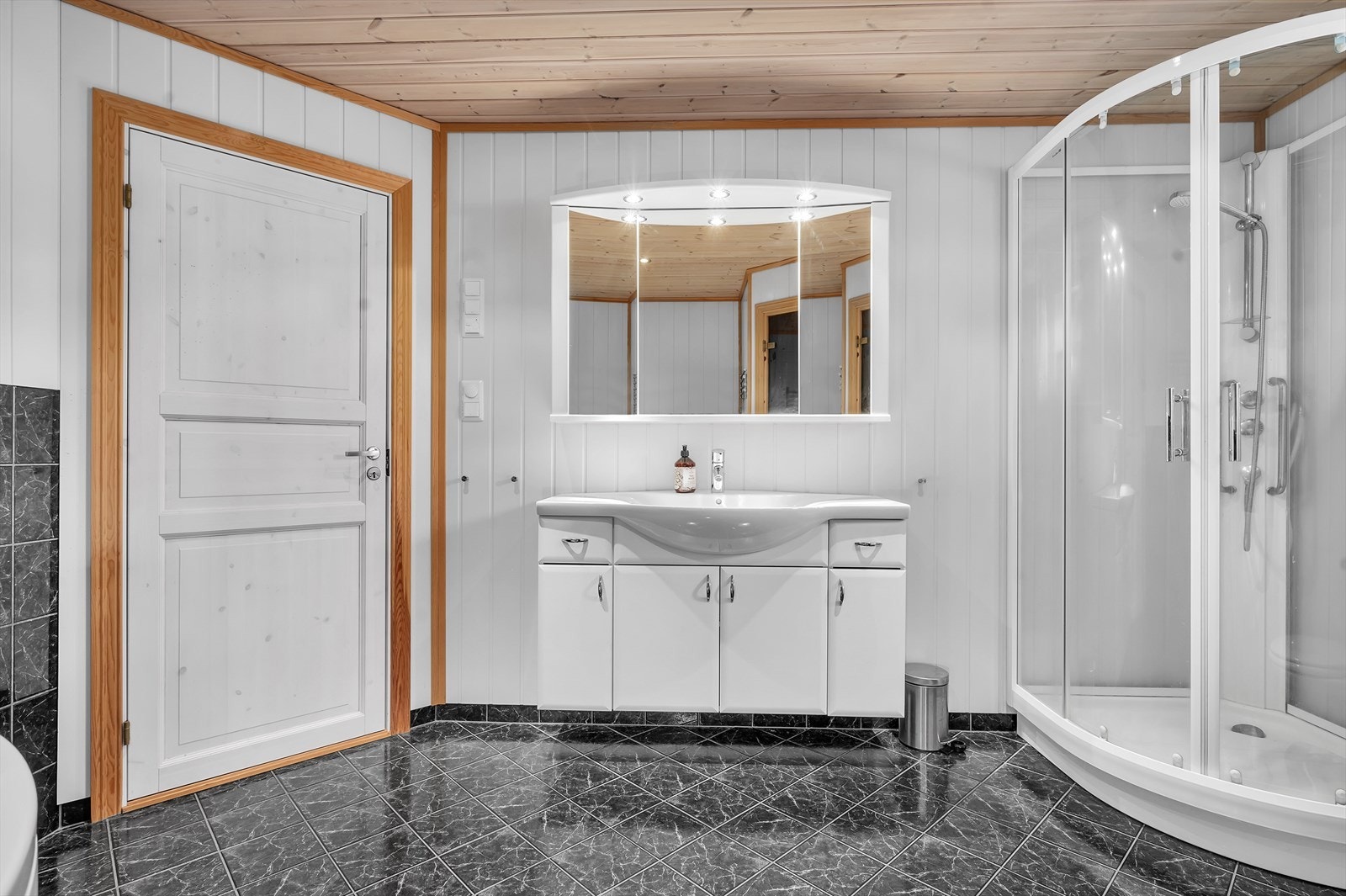 Flislagt med varmekabler. Galleribilde